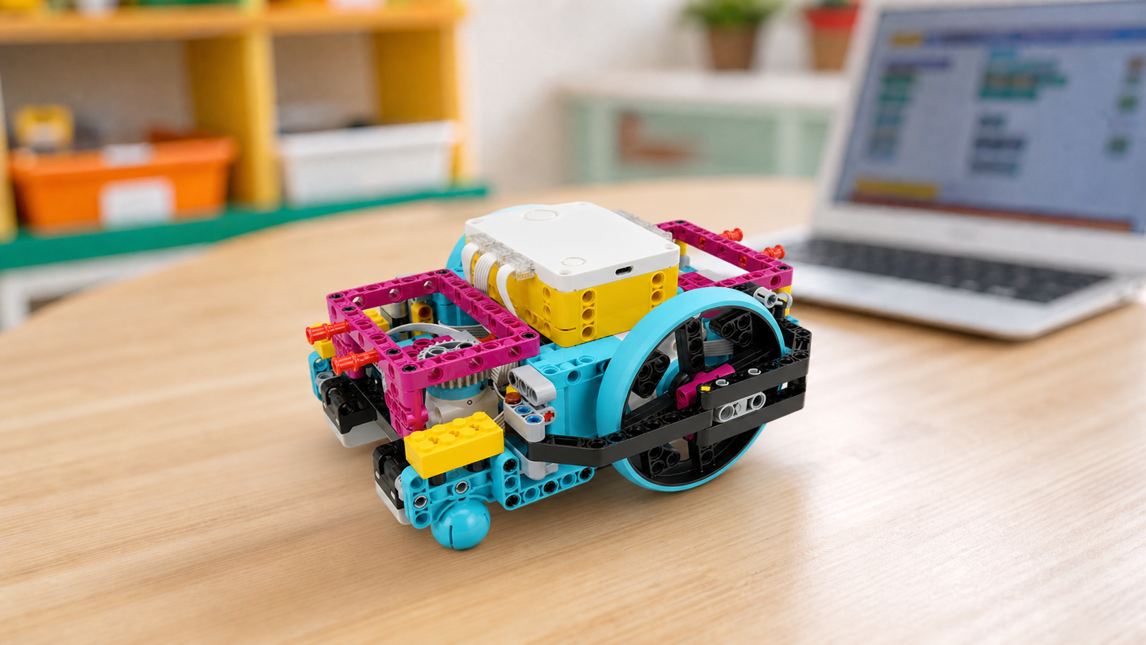 レゴ®SPIKEで制作したカラフルなロボット