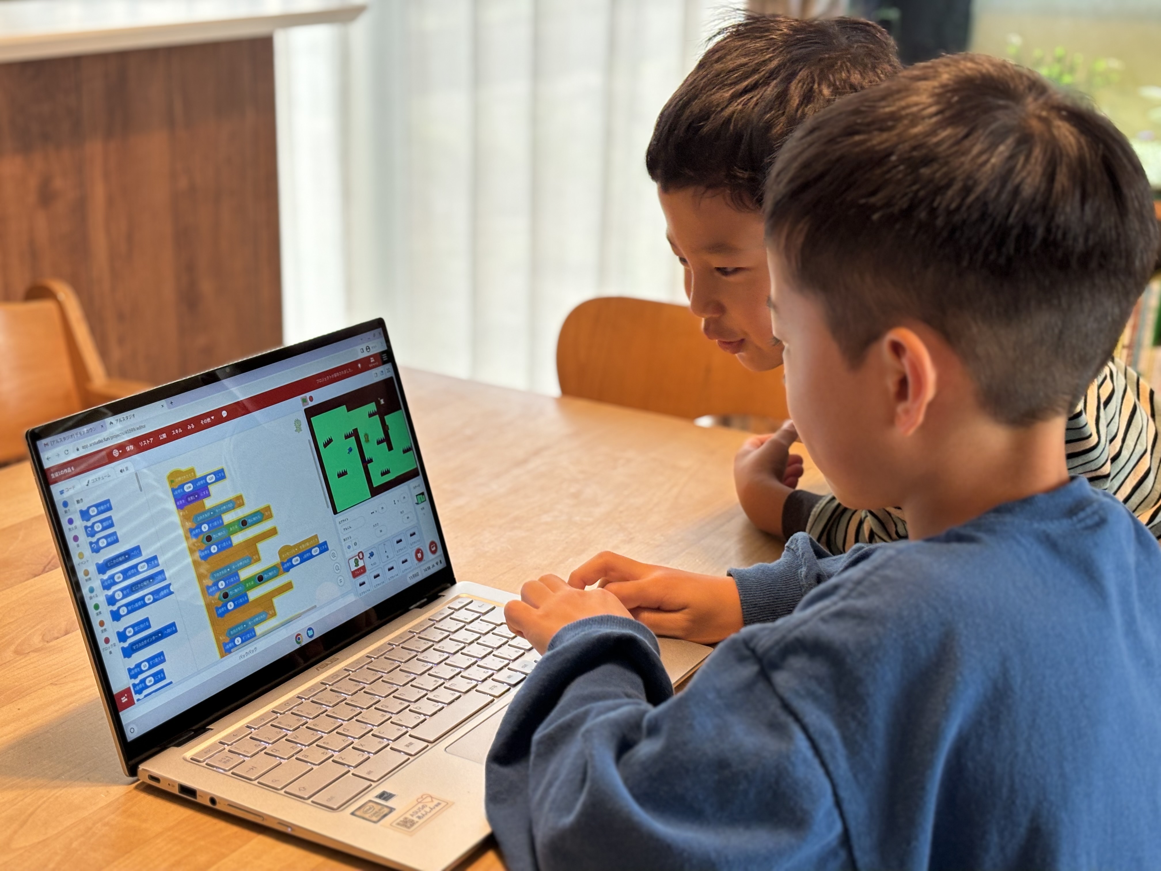 パソコンでプログラミングに取り組む子どもたち