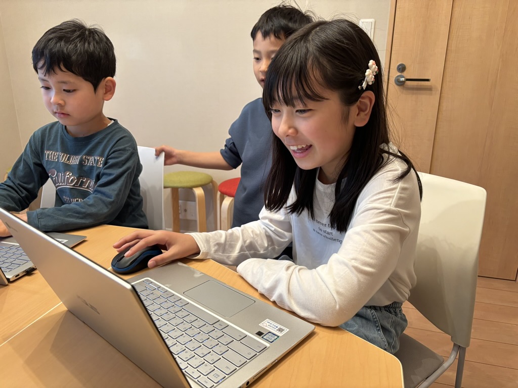 教室でパソコンに取り組む子どもたち